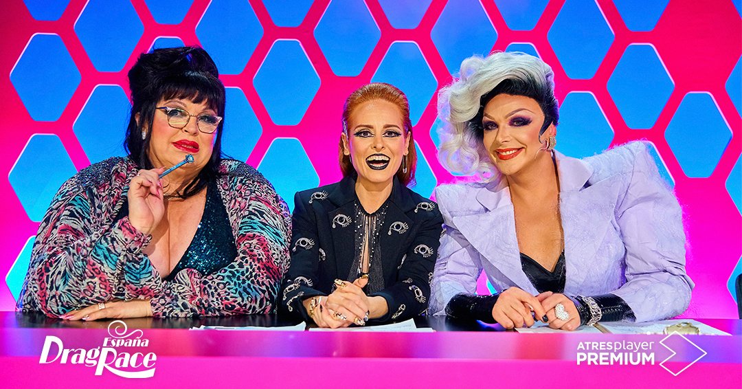 DragRaceEs's tweet image. 💥 ¡Contenido exclusivo en nuestro Instagram! 📲

Tras su paso por #DragRaceEs, Paca la Piraña hace una divertida revisión a los looks de nuestras reinas en el homenaje a la Veneno 😂👑 ¿Sabrías adivinar quién es quién? 😜👠 atres.red/soggf3