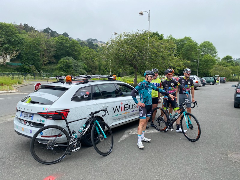 WiiHealth's tweet photo. Un soutient de poids est venu épauler Yvan au 110ème kilomètre, l'avez-vous reconnu ?? 

Il s'agit du coureur Cyril Gautier de l'équipe @BBHOTELSpbKTM 💪

#wiihealth #MenInGlaz #wiibus #wifi #cyclobreizhtour https://t.co/2Mk0iBuajB
