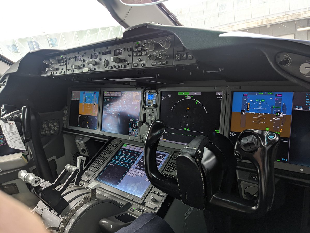 CliffordAgius's tweet image. Not quite a #WingFriday but here is the flightdeck and the doors synoptic which shows the wing so it&apos;s close enough. 😜 Off to DFW on the 193 service today nice to be back in the office again rather than the #SweatBox