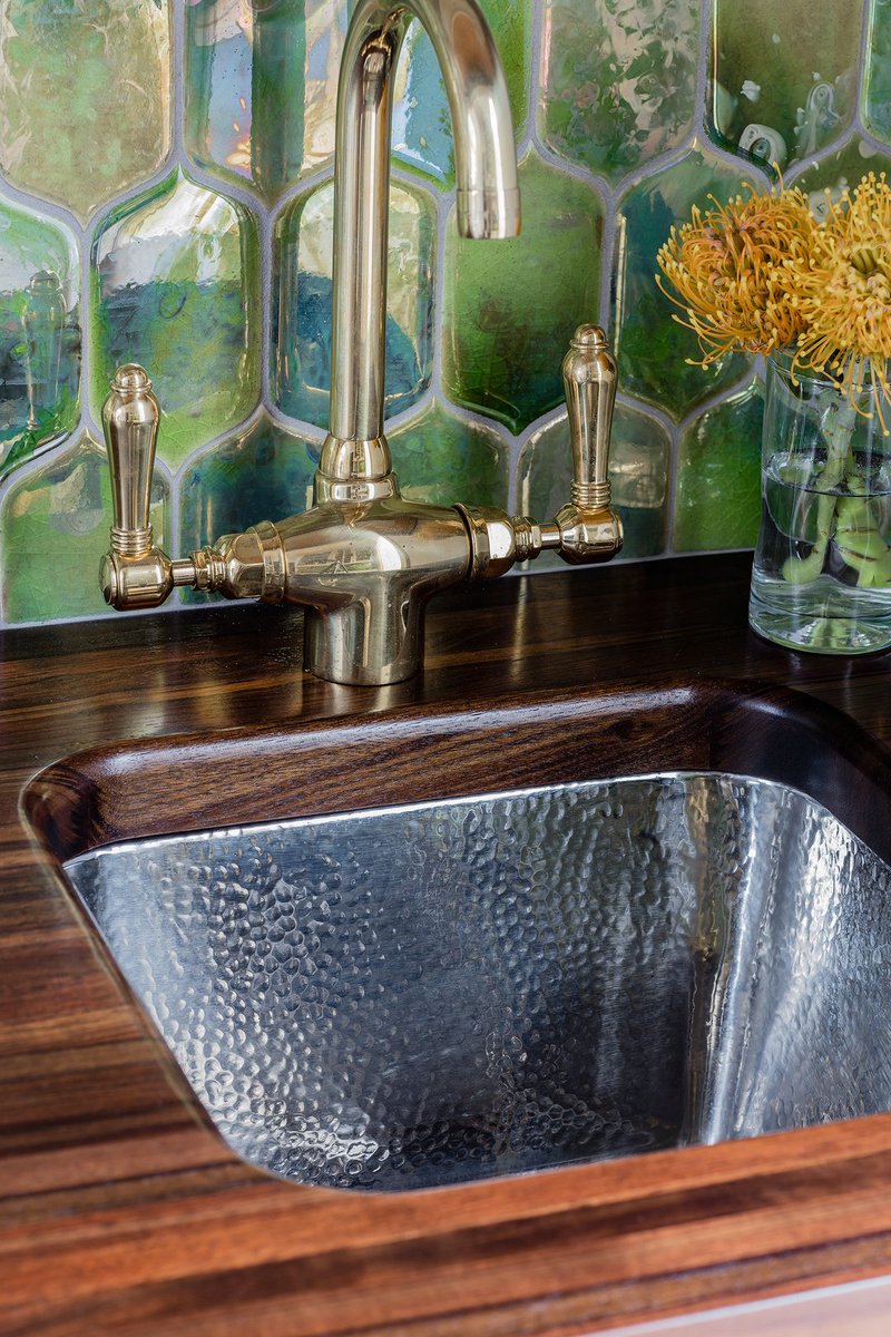 kitthenswerphe's tweet photo. Dear Mercury,
Kindly stop your retrograde nonsense.
Sincerely,
Kelly
.
(on the other hand, Mercury glass-infused ceramic tile in this butler’s bar may carry on…)
.
📷: @michaeljleephotography https://t.co/2uP2ngvcn8