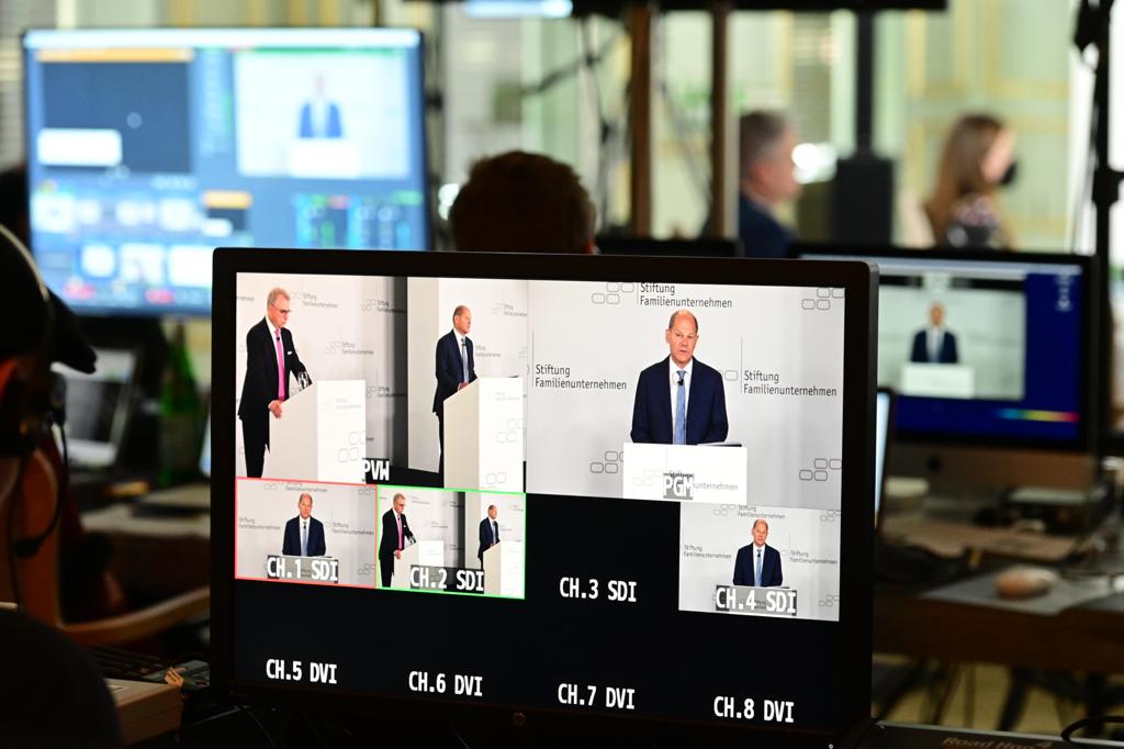 StiftungFamUnt's tweet photo. "Deutschland muss schneller werden", sagt #SPD-Kanzlerkandidat @OlafScholz auf dem digitalen "Tag des deutschen Familienunternehmens". Stromleitungen müssten in zwei bis drei, statt in 15 Jahren gebaut werden können. #TagFamUnt https://t.co/ctTieOqU7x