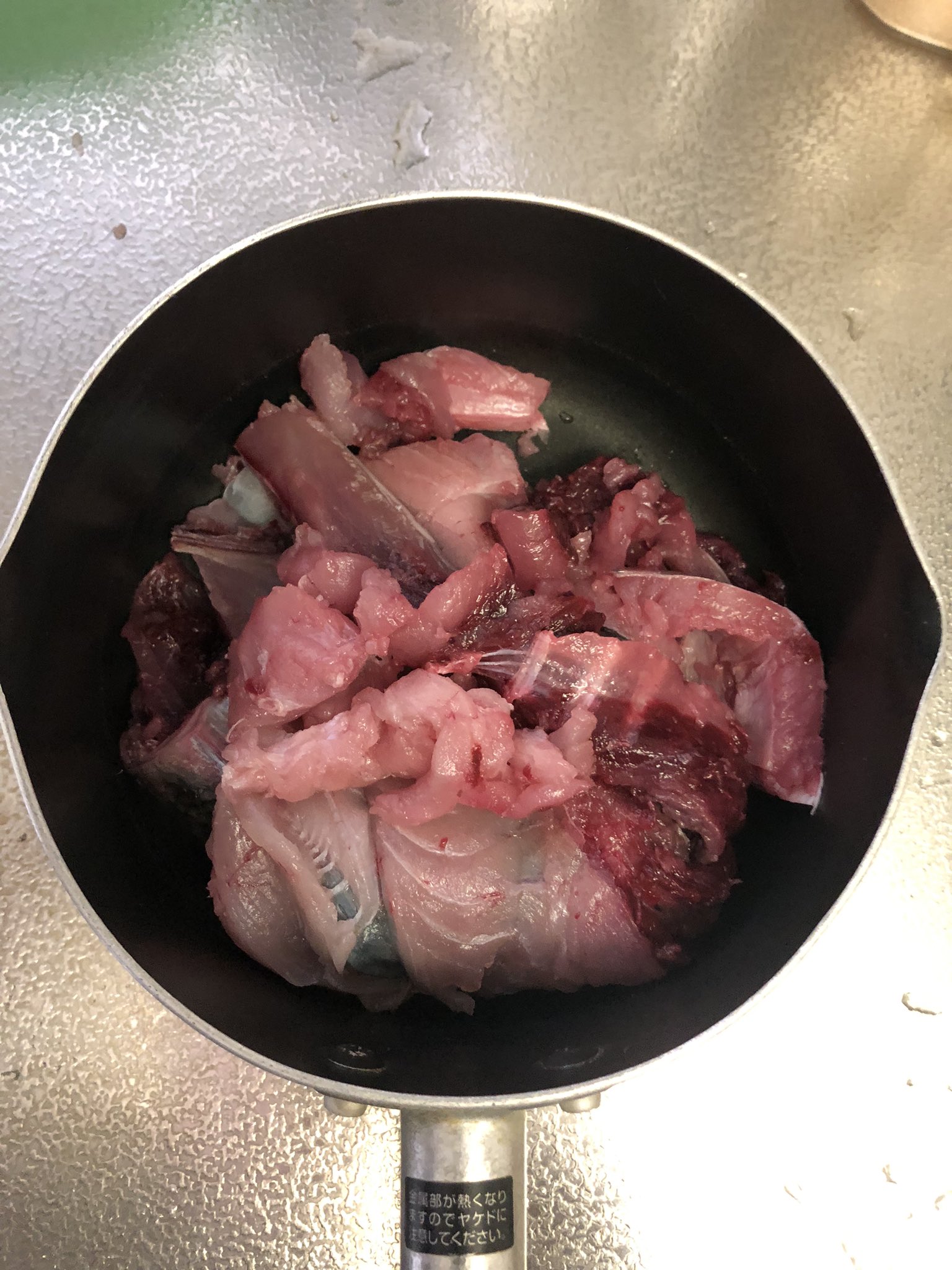 تويتر てっちのママ على تويتر 業務スーパーで 初めて生のコシナガマグロ を買ってみた 魚は滅多に捌かないから骨を取り皮を剥ぎ刺身にするのは大仕事 大量のアラをだして無惨な姿のお刺身になったけど 笑 味はむちゃむちゃ美味しかった 長崎県の コシナガマグロ