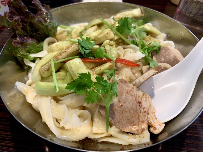 冷やし刀削麺美味しかった。山椒で舌が痺れた後に飲む水が好き 