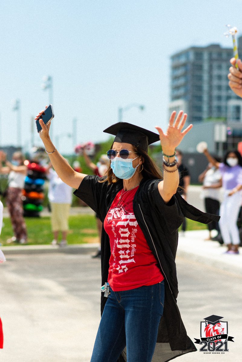 What👏a👏day! It was an AMAZING day yesterday kicking off the <a href="/BishopReding/">Bishop Reding</a> #ClassOf2021 celebrations w/ a Parking Lot Drive Thru! You deserve ALL the recognition, graduates. The countdown is officially on for your virtual convocation on June 28th 🎓 <a href="/HCDSB/">Halton Catholic DSB</a> 

📸: Me!