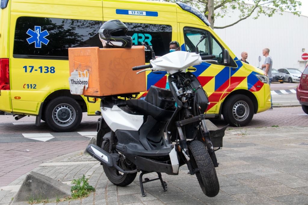 Schiedam - Scooterrijder flink gewond na aanrijding met auto op kruispunt: ?..