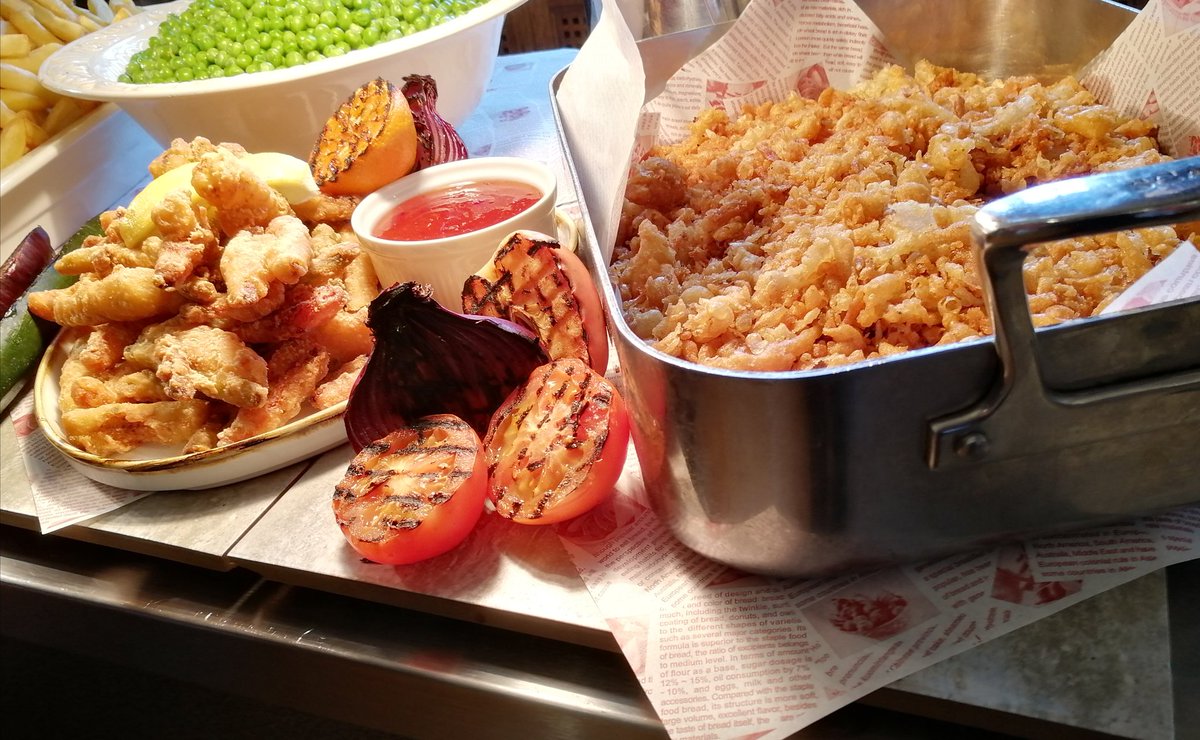 Friday fish day at school house <a href="/UppinghamSchool/">Uppingham School</a> , Hand Beer Battered Cod, Chunky Chips, Tempura Vegetables, Mushy Peas and Scraps( you can't get them down south normally )@ChefSi71 <a href="/OxfordAndrew/">Andrew Oxford</a> <a href="/HolroydHowe/">Holroyd Howe</a> @chefysimon <a href="/SarahMccubbin6/">Sarah Mccubbin</a> #Teamupingham #hospitalityisback #buzzin