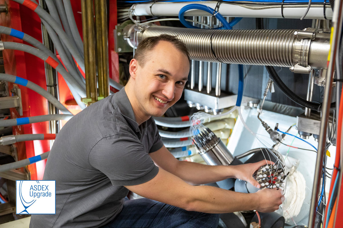 PlasmaphysikIPP's tweet photo. #HappyBirthdayAsdexUpgrade30
Die Heliumstrahl-Diagnostik beobachtet den Plasmarand von #ASDEXUpgrade: Das Licht, das eingeblasene Heliumatome bei Stößen mit den Elektronen aussenden, verrät Doktorand Daniel Wendler deren Temperatur und Dichte. (im/Foto: A. Griesch) https://t.co/Hl0BqWDpyp