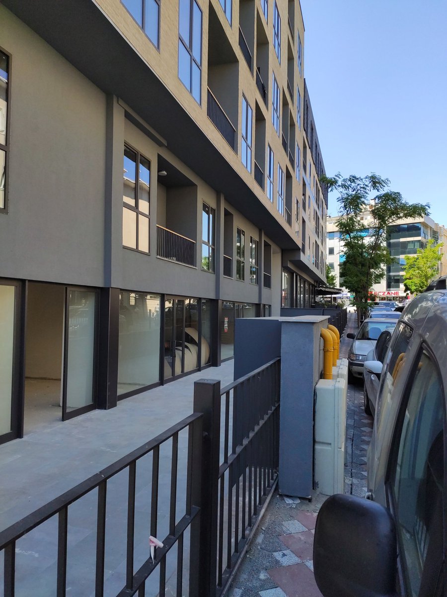 Merhaba,

Yepyeni yapılmış binanın doğalgaz bağlantıları legal olarak yaya kaldırımına bu şekilde konulabiliyor mu?

Çok uygunsuz bir şey, zaten araçlardan yer kalmıyor.

Lütfen bilgilerinizi rica ederim.

Lokasyon: Telekom Sokak, Göktürk Merkez.

<a href="/istanbulbld/">İstanbul Büyükşehir Belediyesi</a> 
<a href="/eyupbelediyesi/">Eyüpsultan Belediyesi</a>