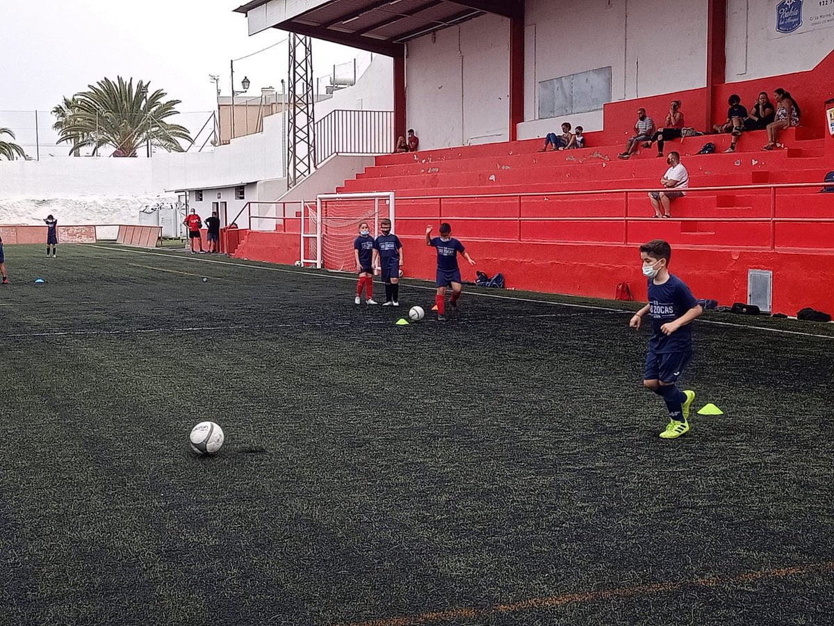 🔵Antepenúltima parada del proyecto + BASE 🙌 La cantera del <a href="/UDLasZocas/">UD.Las Zocas Grupo Gonzalez</a> ⚽️ se empleó a fondo ayer en una sesión que estuvo dirigida por entrenadores de la #FundaciónCDT y <a href="/CDTOficial/">CD Tenerife 🏴󠁧󠁢󠁳󠁣󠁴󠁿</a>, bajo mirada de técnicos del club sureño 👏

📷: facebook.com/10885518099423…
<a href="/JulioDurn7/">Julio Durán</a>