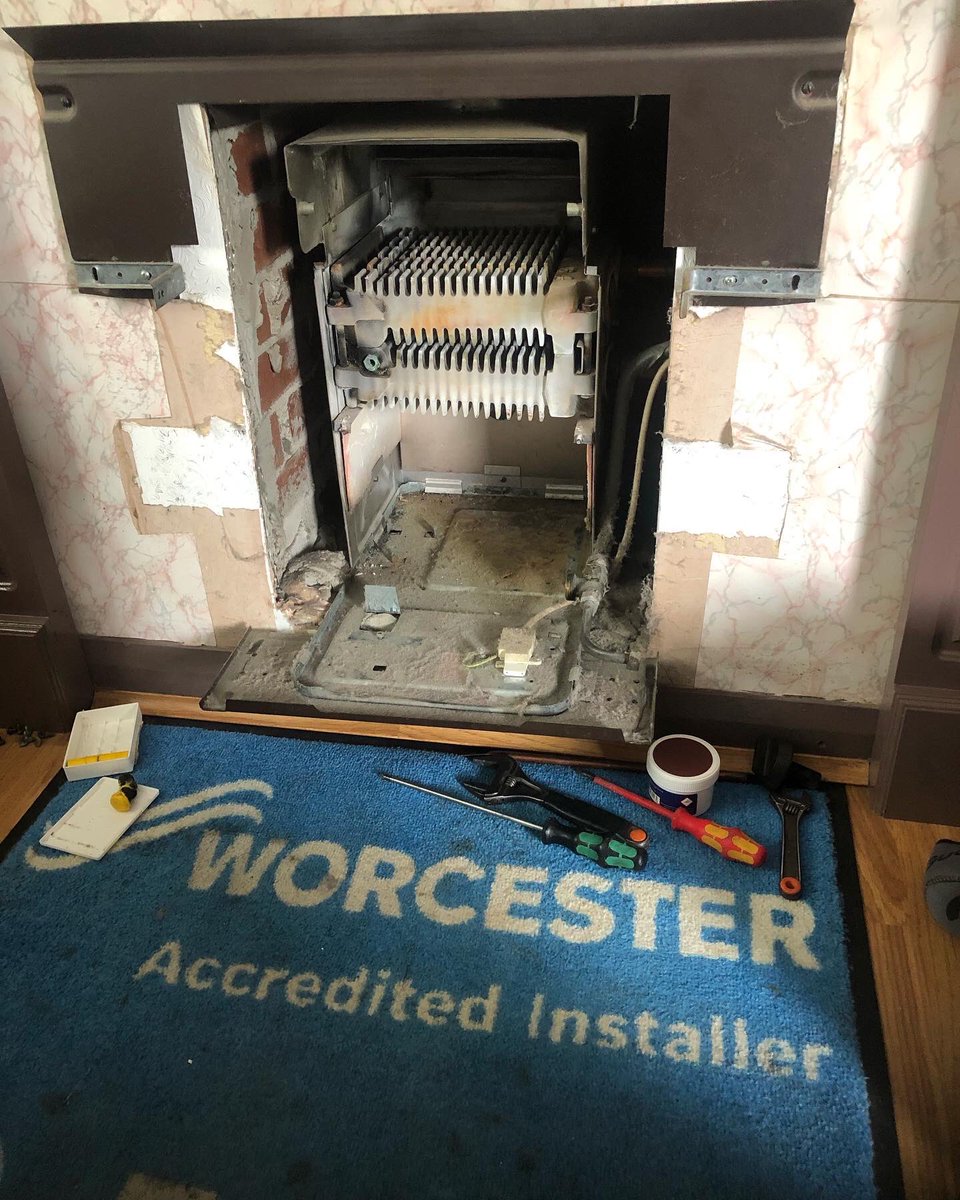 Btechheating's tweet photo. Ah the old #baxi Bermuda having itโs annual service, probably older than me (1980โs ๐) but still chugging away nicely! #boilerservice #boiler #baxibermuda #goldenoldie #btechheating #whichtrustedtrader https://t.co/z1ayrLbVkD
