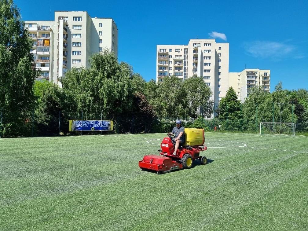 MiastoUrsynow's tweet photo. Ursynowskie boiska piłkarskie przeszły profesjonalną konserwację oraz czyszczenie ⚽️ Zabiegom zostały poddane: boisko w parku im. Jana Pawła II oraz boisko "Orlik" przy Bażantarni via #UCSiR https://t.co/P0XFkgi77D