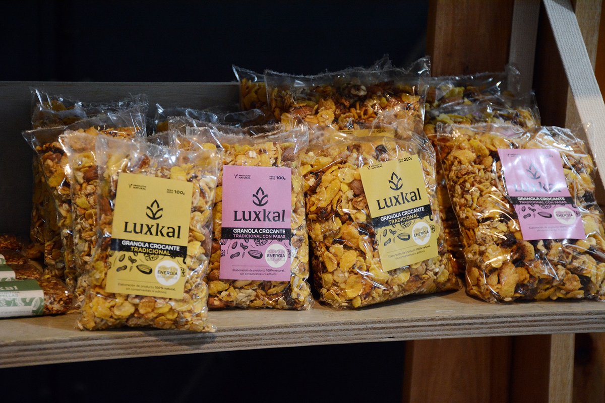 MFCulturales's tweet photo. ¿Conocés la cooperativa 𝗚𝗥𝗔𝗡 𝗕𝗢𝗧𝗜𝗖𝗔? Este almacén natural ofrece alimentos conscientes directo del productor al consumidor. En esta foto podés ver uno de sus productos, la granola artesanal horneada crocante sin azúcar. Rico y nutritivo para tu desayuno o merienda.😋 https://t.co/PZP0F9QtNK
