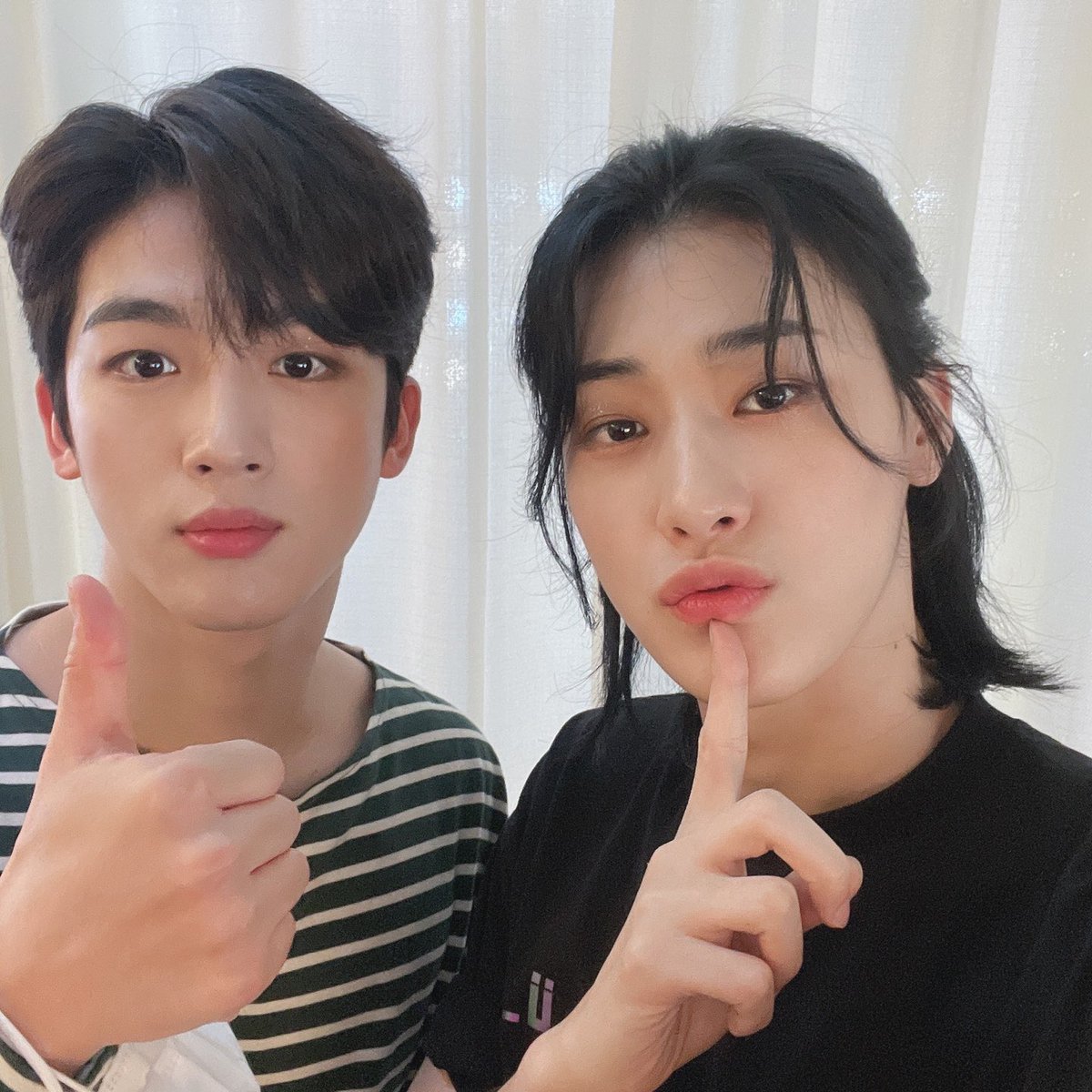 WEi__Official's tweet photo. 서로 닮기도, 다르기도 한 용하와 요한이의 이야기로 꽉 채운 재잘재잘 블랭크톡🎁
빠져나올 수 없을 만큼 자꾸만 끌리는 케미인 구구즈의 매력을 앞으로도 기대해주세요💭

#위아이 #WEi #유용하 #김요한 #YOOYONGHA #KIMYOHAN https://t.co/2zqMRmWIow