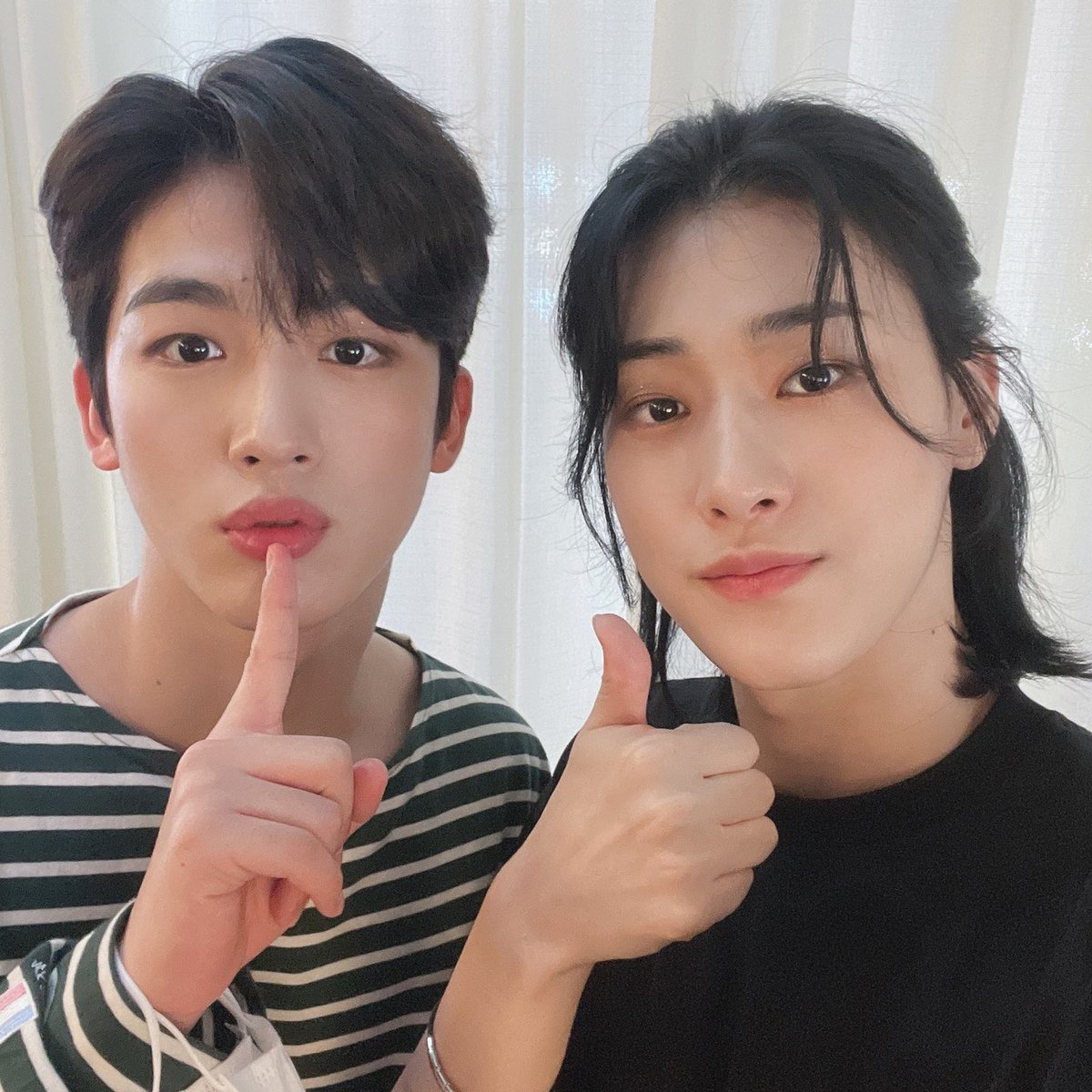 WEi__Official's tweet photo. 서로 닮기도, 다르기도 한 용하와 요한이의 이야기로 꽉 채운 재잘재잘 블랭크톡🎁
빠져나올 수 없을 만큼 자꾸만 끌리는 케미인 구구즈의 매력을 앞으로도 기대해주세요💭

#위아이 #WEi #유용하 #김요한 #YOOYONGHA #KIMYOHAN https://t.co/2zqMRmWIow