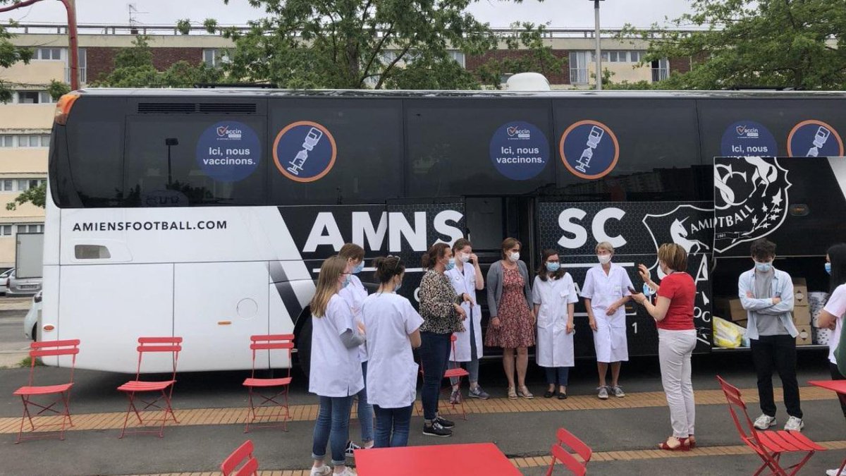 CourrierPicard's tweet photo. Venez vous faire vacciner dans le bus de l’Amiens SC ➡️ https://t.co/Eb3mfMCsM9 @AmiensSC #Covid19 #santé #vaccin #insolite #football https://t.co/r5vHfaZt6F