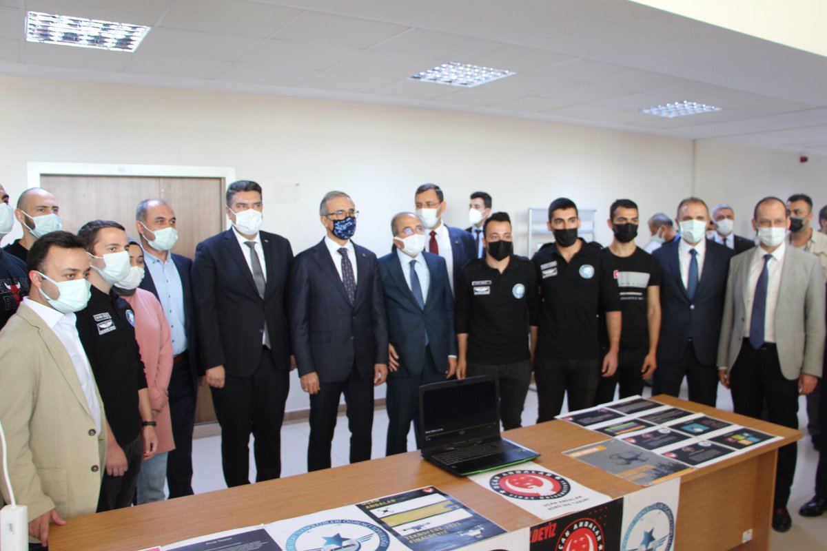 Havelsan koordinatörlüğünde düzenlenen Teknofest-2021 Sürü İHA yarışmasında finale kalan takımımızın standını SSB Başkanı @IsmailDemirSSB , Havelsan Genel Müdürü Mehmet Akif NACAR, MSB Bakan Yardımcısı <a href="/SuayAlpay/">Şuay Alpay🇹🇷</a> , F.Ü. Rektörü <a href="/ProfGoktas/">Prof. Dr. Fahrettin Göktaş</a> ziyareti için teşekkür ederiz.