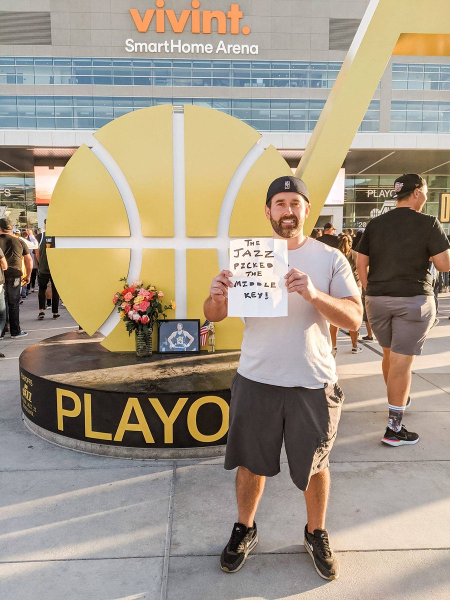 JeffSproge's tweet photo. The Jazz picked the middle key! @toojiggy @chrisbrockman @richeisen @RichEisenShow #tjthepriceiswrong https://t.co/jwNgfsi7Mk