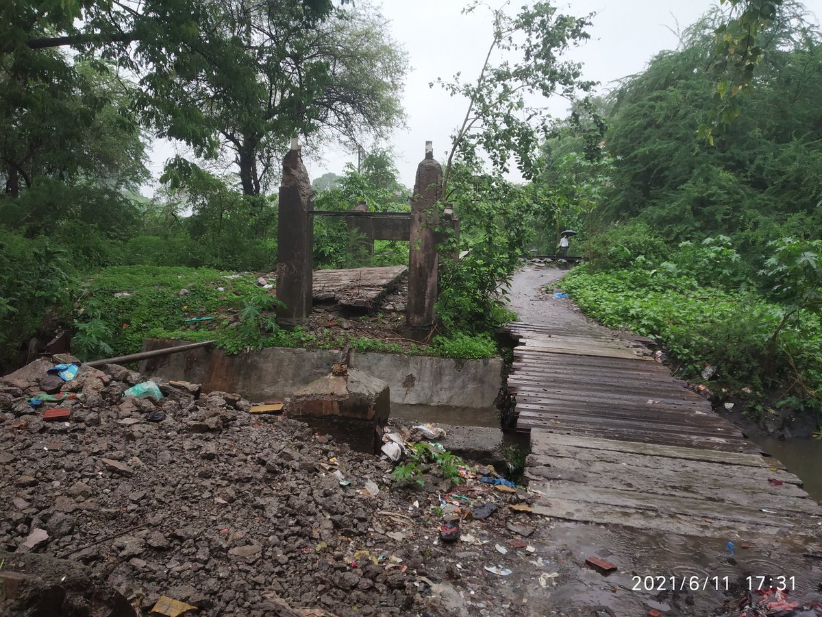 कल्याण (पूर्व) मधील Goods cabin no:5 जिम्मी बाग व लोक संकुल यांना कल्याण रेलवे स्थानकाला जोडणारा पादचारी पूल दोन वर्षा पासून तुटला आहे कृपा करून गांभीर्याने विचार करावे <a href="/KDMCOfficial/">कल्याण डोंबिवली महानगरपालिका - KDMC</a> <a href="/DrSEShinde/">Dr Shrikant Lata Eknath Shinde</a> <a href="/rajupatilmanase/">Raju Patil ( प्रमोद (राजू) रतन पाटील )</a> <a href="/smart_kdmc/">SMART KALYAN-DOMBIVLI</a> <a href="/drmmumbaicr/">DRM Mumbai CR</a> <a href="/LocalPressCo/">LocalPressCo Mumbai</a> <a href="/DombivliNews/">Our Kalyan Dombivli</a> <a href="/camentorvishu/">CA Dr Vishwanathan Iyer</a>