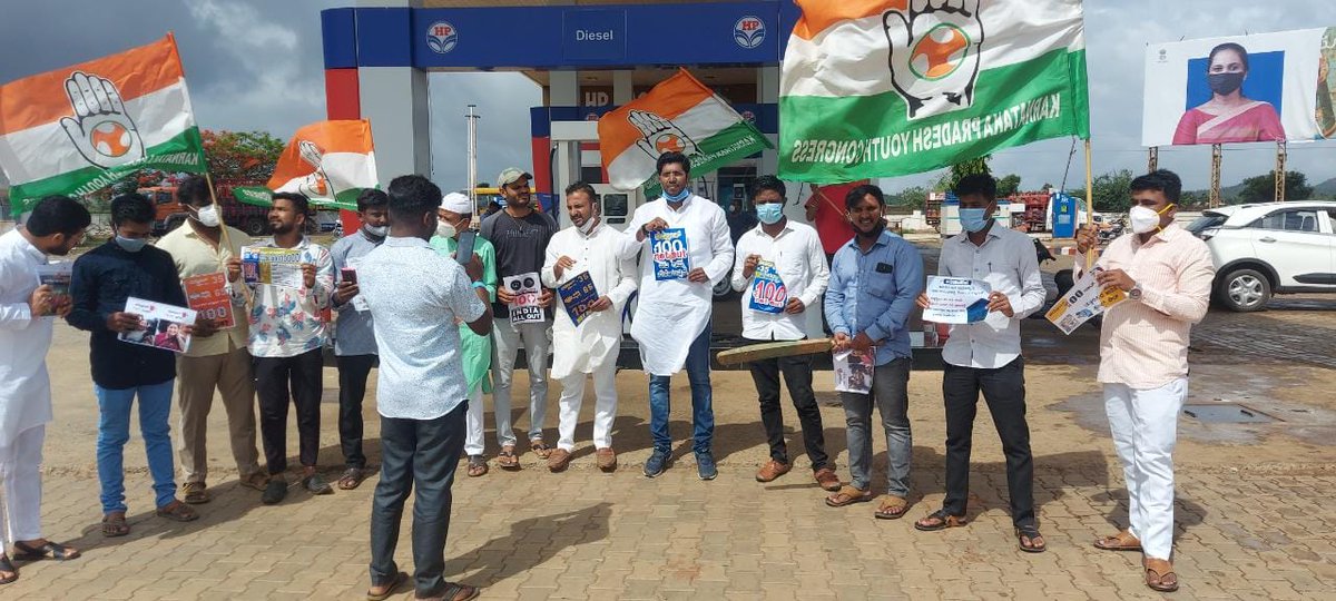 IncSavanur's tweet photo. ಶಿಗ್ಗಾಂವ ಬ್ಲಾಕ್ ಯುವ ಕಾಂಗ್ರೆಸ್ ವತಿಯಿಂದ ಕೇಂದ್ರ ಹಾಗೂ ರಾಜ್ಯ ಸರ್ಕಾರದ ಪೇಟ್ರೊಲ್  ಹಾಗೂ ಡಿಸೇಲ್ ಬೇಲೆ ಖಂಡಿಸಿ ಶಿಗ್ಗಾಂವಿಯ ಪೇಟ್ರೊಲ್ ಬಂಕ್‌ #Petol100NotOut ಎಂಬ ಬಾವಚಿತ್ರ ತೋರಿಸುವ ಮೂಲಕ ಪ್ರತಿಭಟಿಸಲಾಯಿತು
#Petrol100NotOut
 ಈ ಸಮಯದಲ್ಲಿ  
@SomannaBevinamarda @RabbaniTareen
@MahanteshSali 
@Tahamidkazi https://t.co/xRVrQlIomB