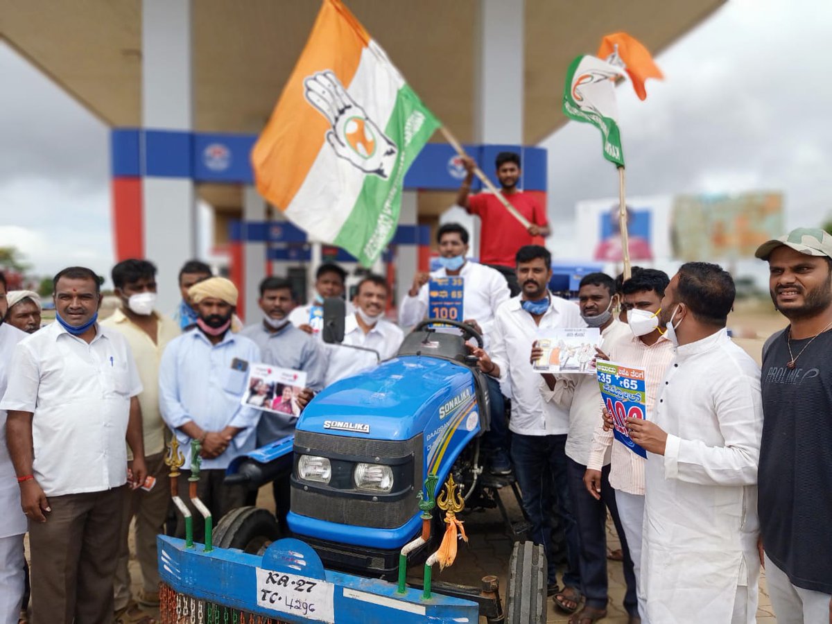 IncSavanur's tweet photo. ಶಿಗ್ಗಾಂವ ಬ್ಲಾಕ್ ಯುವ ಕಾಂಗ್ರೆಸ್ ವತಿಯಿಂದ ಕೇಂದ್ರ ಹಾಗೂ ರಾಜ್ಯ ಸರ್ಕಾರದ ಪೇಟ್ರೊಲ್  ಹಾಗೂ ಡಿಸೇಲ್ ಬೇಲೆ ಖಂಡಿಸಿ ಶಿಗ್ಗಾಂವಿಯ ಪೇಟ್ರೊಲ್ ಬಂಕ್‌ #Petol100NotOut ಎಂಬ ಬಾವಚಿತ್ರ ತೋರಿಸುವ ಮೂಲಕ ಪ್ರತಿಭಟಿಸಲಾಯಿತು
#Petrol100NotOut
 ಈ ಸಮಯದಲ್ಲಿ  
@SomannaBevinamarda @RabbaniTareen
@MahanteshSali 
@Tahamidkazi https://t.co/xRVrQlIomB