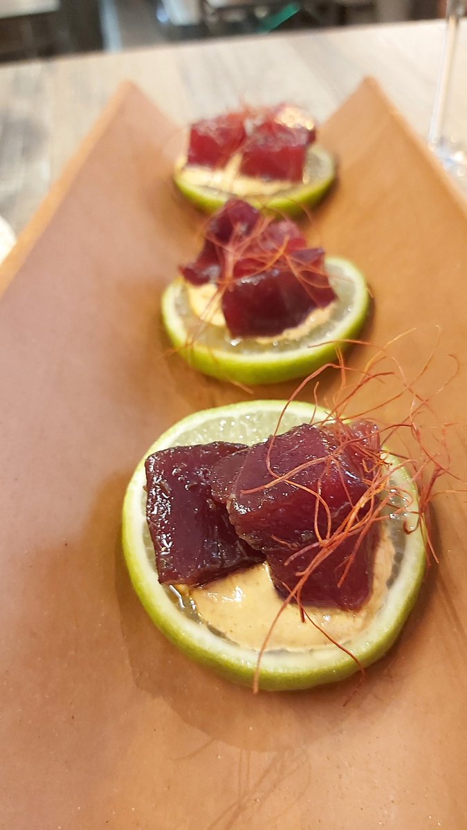 mariocanora's tweet image. Calores en Mardird? 
El antídoto está en #Distinto
Comiendo atún con lima podría poner un tejado entero con las tejas con las que emplatan.