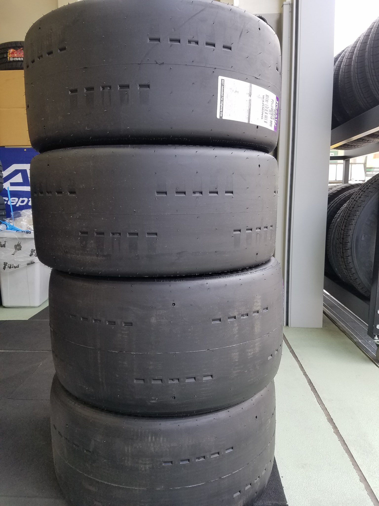 嘉衛門 こんばんは 嘉衛門 横浜青葉店です 本日は珍しいレーシング用タイヤの交換作業に頂きました フージャーのレーシングタイヤです このルックスのパターンで公道走行可能なんです ハイグリップ Sタイヤ タイヤ交換 サーキット レース