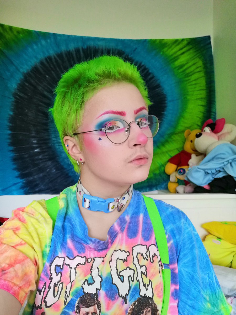 Asbel_lab's tweet photo. #MoiJeNePassePas parce que je porte un style coloré alternatif avec pas mal de makeup ( la T n'a pas assez changer mon passing snif) https://t.co/3tABr6tpvO