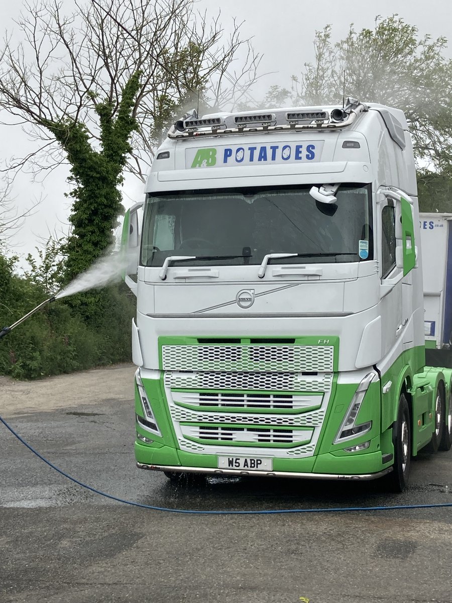 ABPotatoes's tweet image. Check out and say hello to the brand new addition to our fleet, our fantastic #Volvo FGH540 6x2 tractor unit who looks amazing all decked out now in the company colours.  She's currently having a little wash after being out and about today! #trucklife #potatoes #devon #cornwall