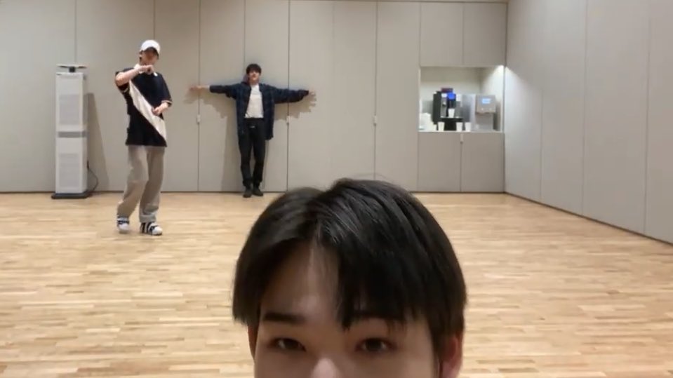 NI_KIFMS's tweet photo. im emotionally attached to this photo sequence of ni-ki 🥺 https://t.co/c5eMmi46n7