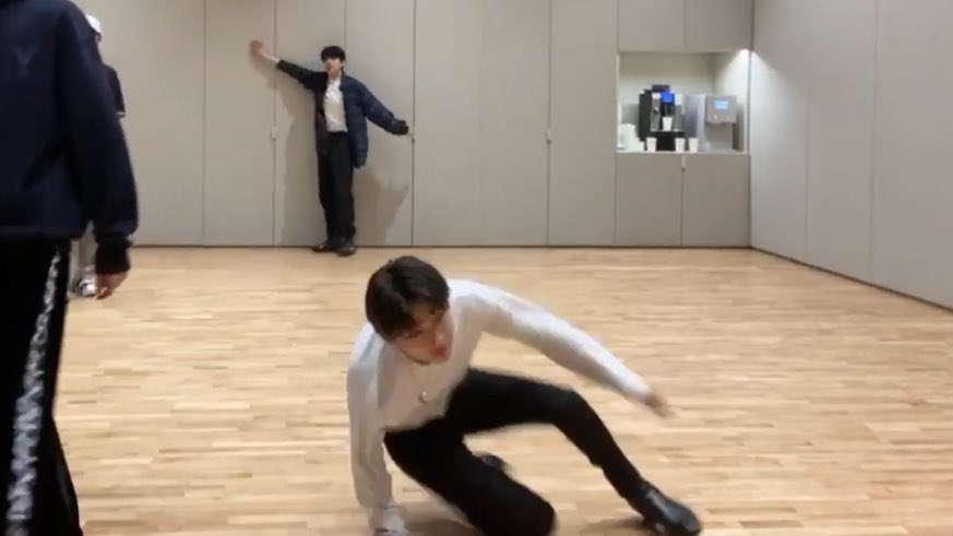 NI_KIFMS's tweet photo. im emotionally attached to this photo sequence of ni-ki 🥺 https://t.co/c5eMmi46n7