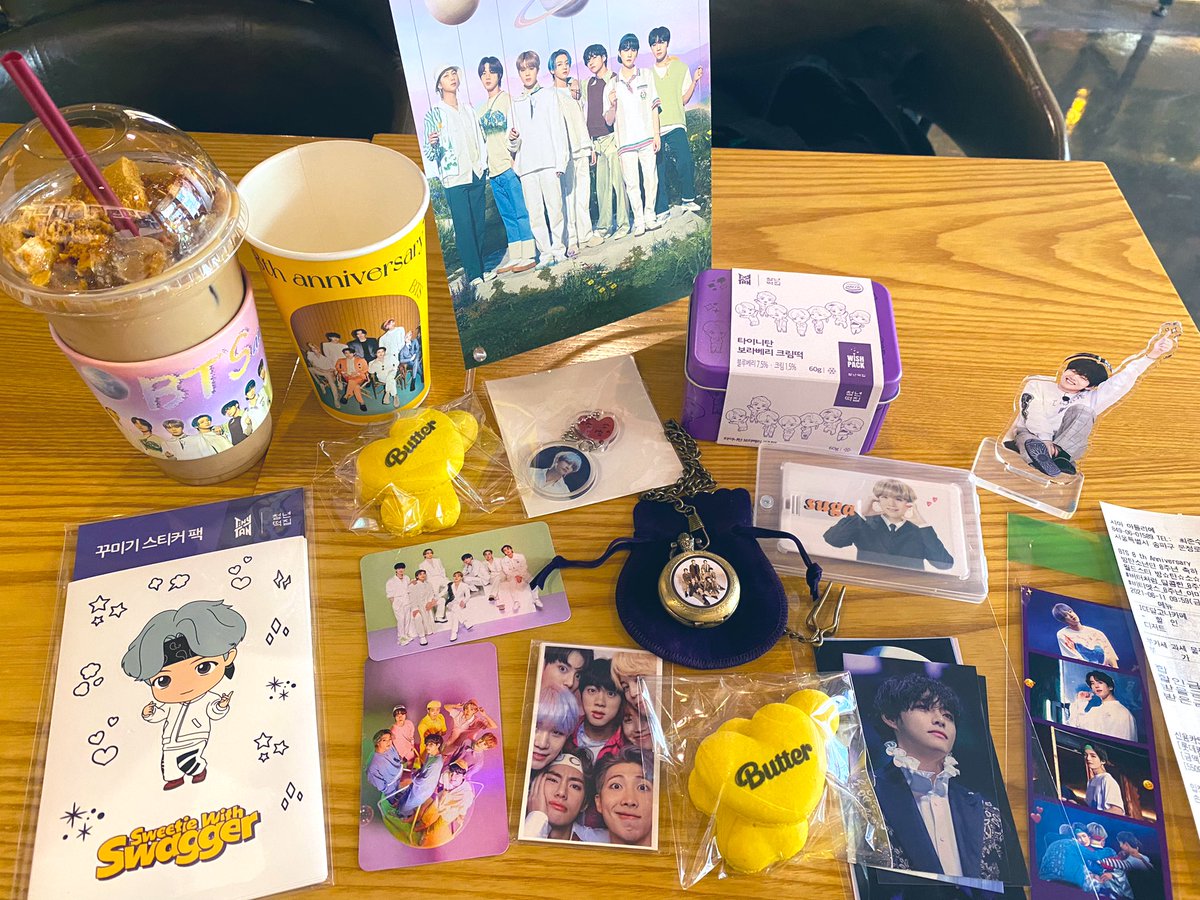 EH_1230EH's tweet photo. 아침일찍 후딱 다녀온 카페시아🌸후기 쓸 여유없이 멍하니 지나간 하루지만 멋진 회중시계에 이쁜 8주년 컵과 소중한 나눔까지…좋은 추억 남겨주셔서 감사합니다💜

#버터처럼_달콤한_8주년
#비티엣스_8주년_아미카페TOUR 
@beloved1204_  @_unside0901
@vystic1230  @pengspark 
@sia_ATELIER https://t.co/636Ii0I3O2