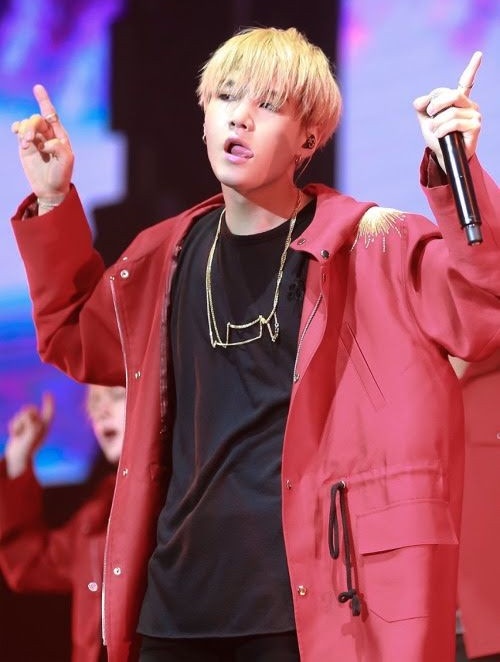 seokjinmylabsss's tweet photo. never forget when yoongi and seokjin perform with the same blonde hair 🥵 https://t.co/7wc0s81zE7