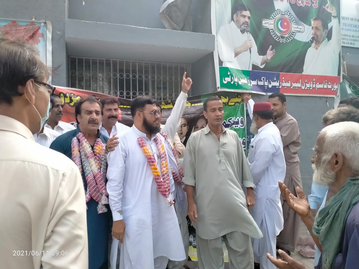 PLU_PQA's tweet photo. Labour distribute sweets to celebrate the elected of the new cabinet of the Peoples Labour Union Port Qasim Authority
#MazdoorKaBhuttoZindaHai
@BBhuttoZardari @JunaidSaleemJD @A_Qadir_Patel @JavedNLaghari @murtazawahab1 @AajizDhamrah @MuradAliShahPPP @SyedAghaPPP @SanghaarShazia https://t.co/aVcExbPqlZ