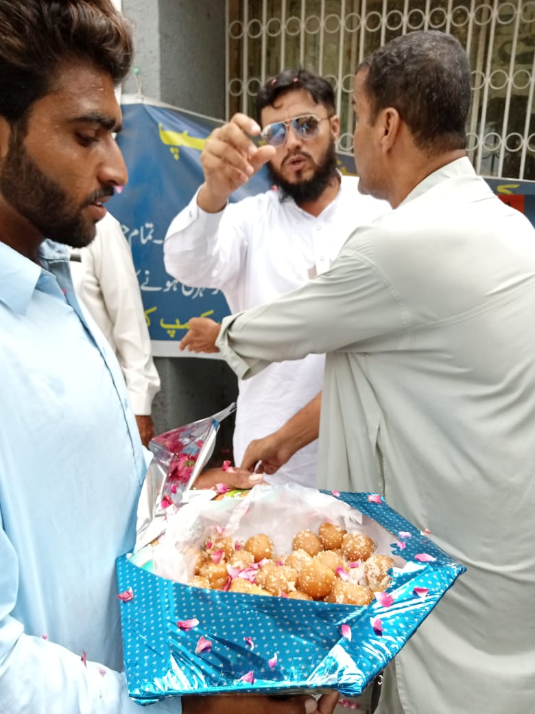 PLU_PQA's tweet photo. Labour distribute sweets to celebrate the elected of the new cabinet of the Peoples Labour Union Port Qasim Authority
#MazdoorKaBhuttoZindaHai
@BBhuttoZardari @JunaidSaleemJD @A_Qadir_Patel @JavedNLaghari @murtazawahab1 @AajizDhamrah @MuradAliShahPPP @SyedAghaPPP @SanghaarShazia https://t.co/aVcExbPqlZ