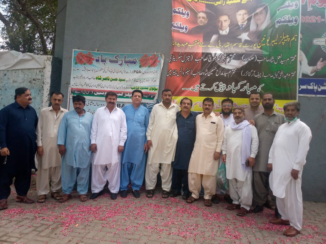 PLU_PQA's tweet photo. Labour distribute sweets to celebrate the elected of the new cabinet of the Peoples Labour Union Port Qasim Authority
#MazdoorKaBhuttoZindaHai
@BBhuttoZardari @JunaidSaleemJD @A_Qadir_Patel @JavedNLaghari @murtazawahab1 @AajizDhamrah @MuradAliShahPPP @SyedAghaPPP @SanghaarShazia https://t.co/aVcExbPqlZ