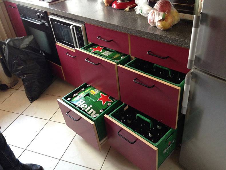 Ich wollte bei den Jungs in der WG mal wieder durchwischen. Herr Alex sagte, das wäre nett und ein Lappen läge der Schublade. NUN GUCKEN SE SICH DAS AN!