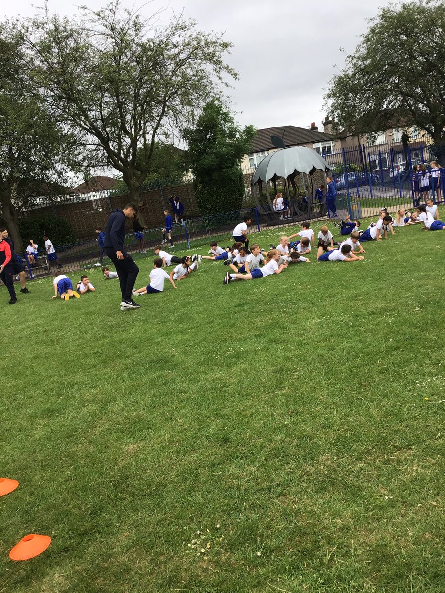 MosspitsYear3's tweet photo. Thank you ⁦@CommunitySaints⁩ for Year 3’s rugby workshops today! We had a great time 🏈🤩 https://t.co/PAhcccYxgY