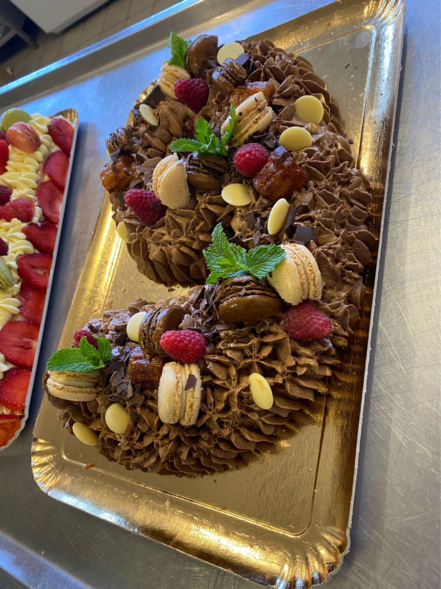 Nous continuons les gâteaux d'anniversaire avec notre chef Hervé Clairac !
Number Cake colorés et gourmands.
Le numéro 1 est un fraisier au chocolat blanc.
Le numéro 9 est une mousse chocolat nougatine et macaron.
#dupontrestauration #restauration #anniversaire #gateau