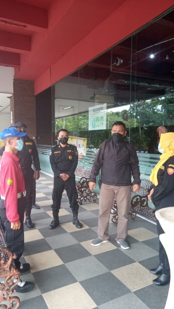 BpbdSurabaya's tweet photo. @FirzaValaza mohon maaf dan terima kasih atas laporannya menindak lanjuti hal tersebut untuk anggota linmas yang bertugas di pintu masuk siola sudah diberi teguran dan sanksi keras agar hal serupa tidak terjadi lagi https://t.co/IF4WLQH3uK