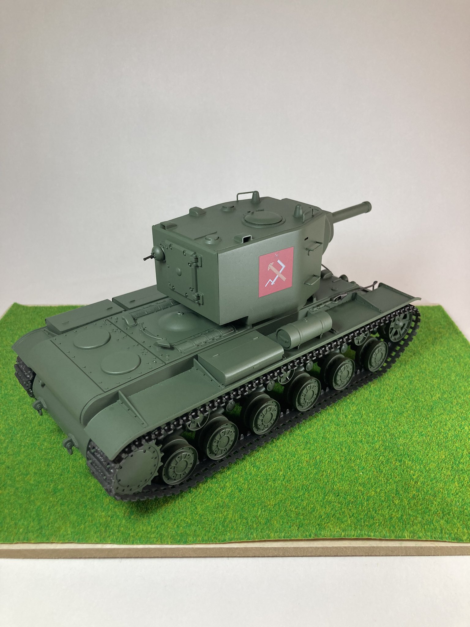 あんこうボール三等軍曹 Kv 2劇場版仕様完成しました 大きな改修箇所も無く素直に組めました クレオスさんのプラウダダークグリーンで塗装してワイヤー部分はハイキューパーツさんのメッシュワイヤーに付け替えました ガールズアンドパンツァー