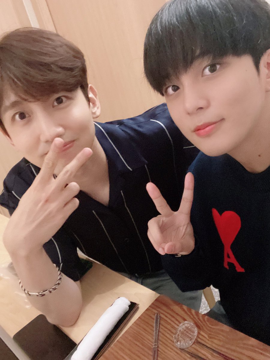아니 이 손이랑 팔찌가 너무 잘생겼어,,,