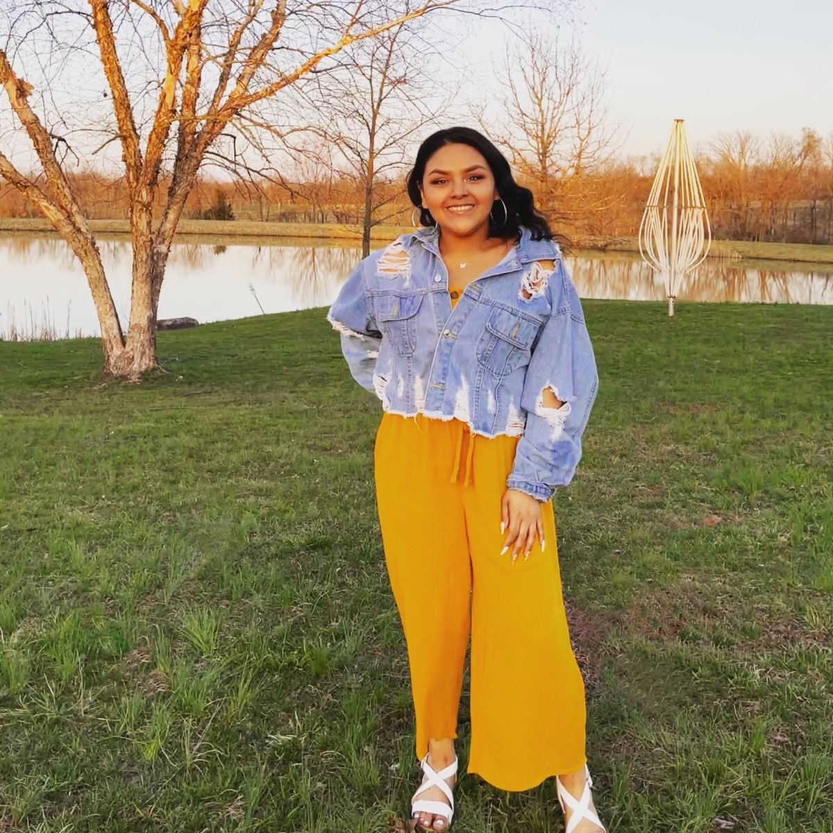 SIU_FSL's tweet photo. ✨Happy Friday! Today we welcome more new #salukis to campus at New Student Orientation.✨ @nsp_siu @siuc_gphio 
•••
🤝Let's meet, Jazmin Vazquez
📚Major: Double majoring in Psychology and Criminology with a minor in Forensics
📍Hometown: Chicago, IL (south side) https://t.co/VCFCvNm0xq