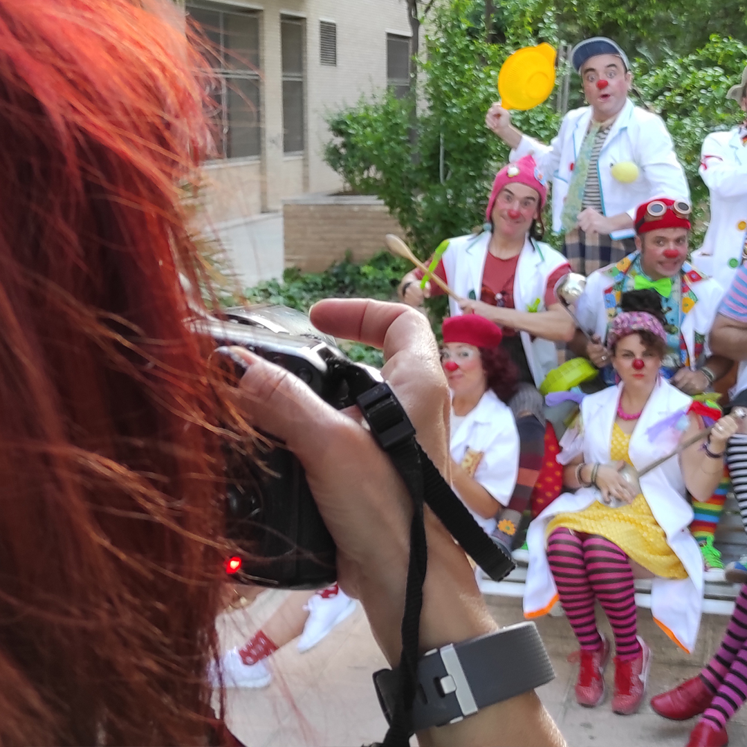 payasospital's tweet photo. Última sesión de fotos de nuestro próximo calendario. No nos cansamos de agradecer a @FatimaStudi por su inestimable colaboración y entrega en la realización de este reportaje. Damos las gracias también a todos los voluntarios de Valencia y Alicante que pudieron participar. https://t.co/1vLev5eqyA