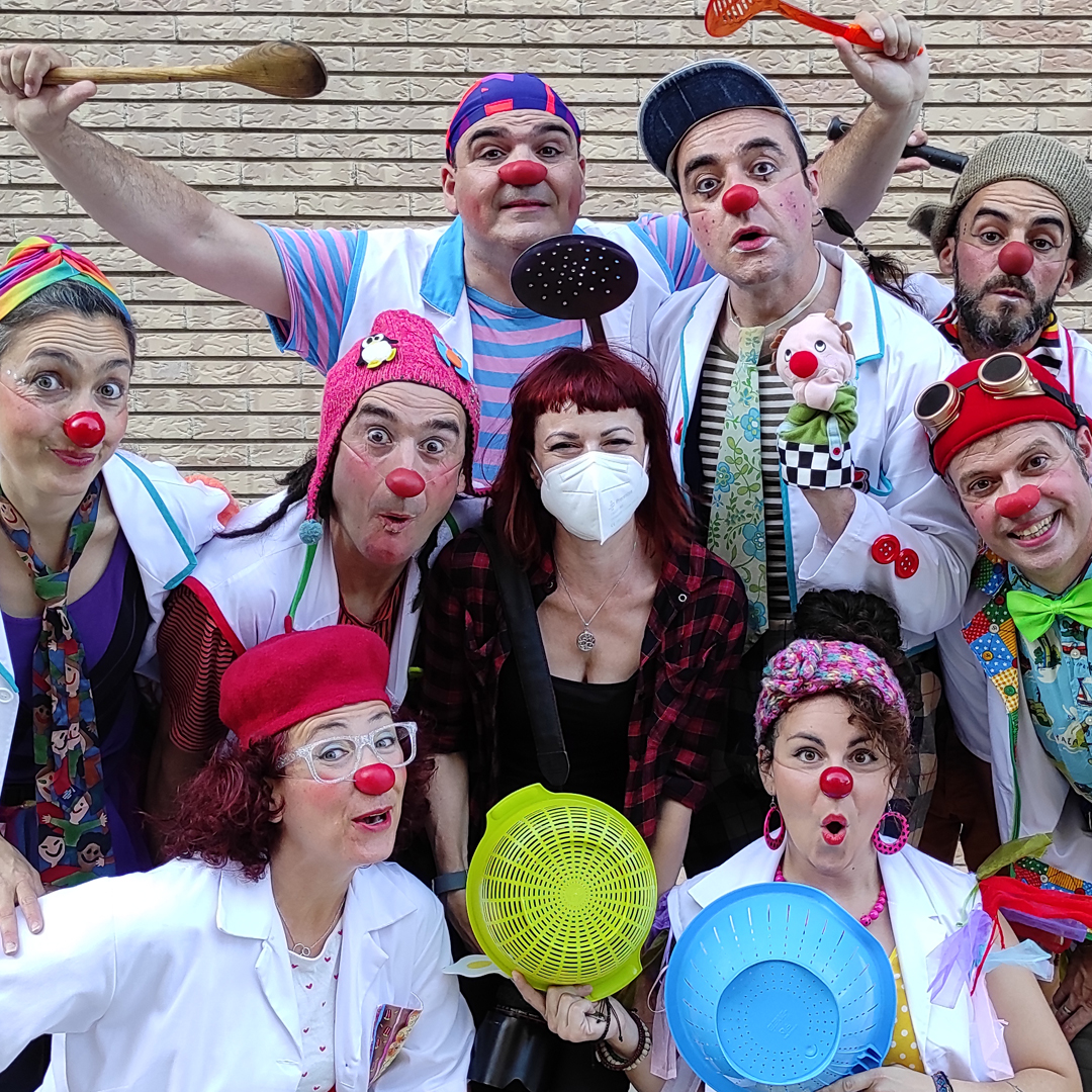 payasospital's tweet photo. Última sesión de fotos de nuestro próximo calendario. No nos cansamos de agradecer a @FatimaStudi por su inestimable colaboración y entrega en la realización de este reportaje. Damos las gracias también a todos los voluntarios de Valencia y Alicante que pudieron participar. https://t.co/1vLev5eqyA