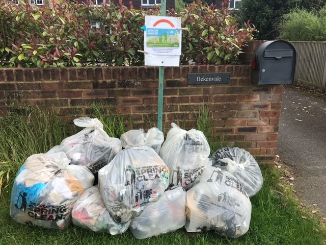 BucksCouncil's tweet image. 📸: #HughendenValley - It's a thank you and a big thumb up from us! #LitterHeroes #GBSpringClean 👍🚮