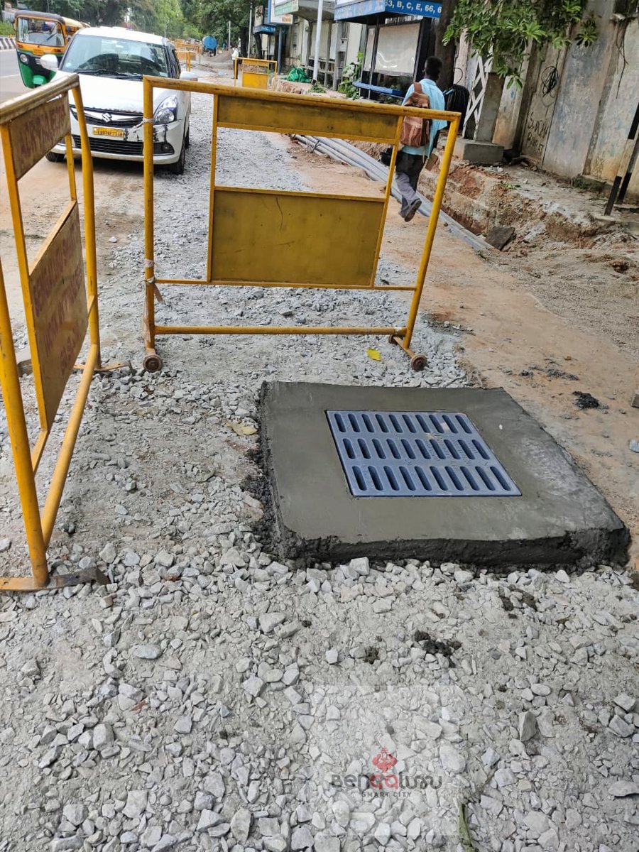 BLRSmartCity's tweet photo. In order to make the #carriageway #motorable--#RaceCourse road. #Engineers are backfilling #trenches and #barricading the area. 

@MoHUA_India @SmartCities_HUA @SCM_Karnataka @BBMPCOMM @BBMPAdmn @iDeCKLimited https://t.co/BOugafYKye