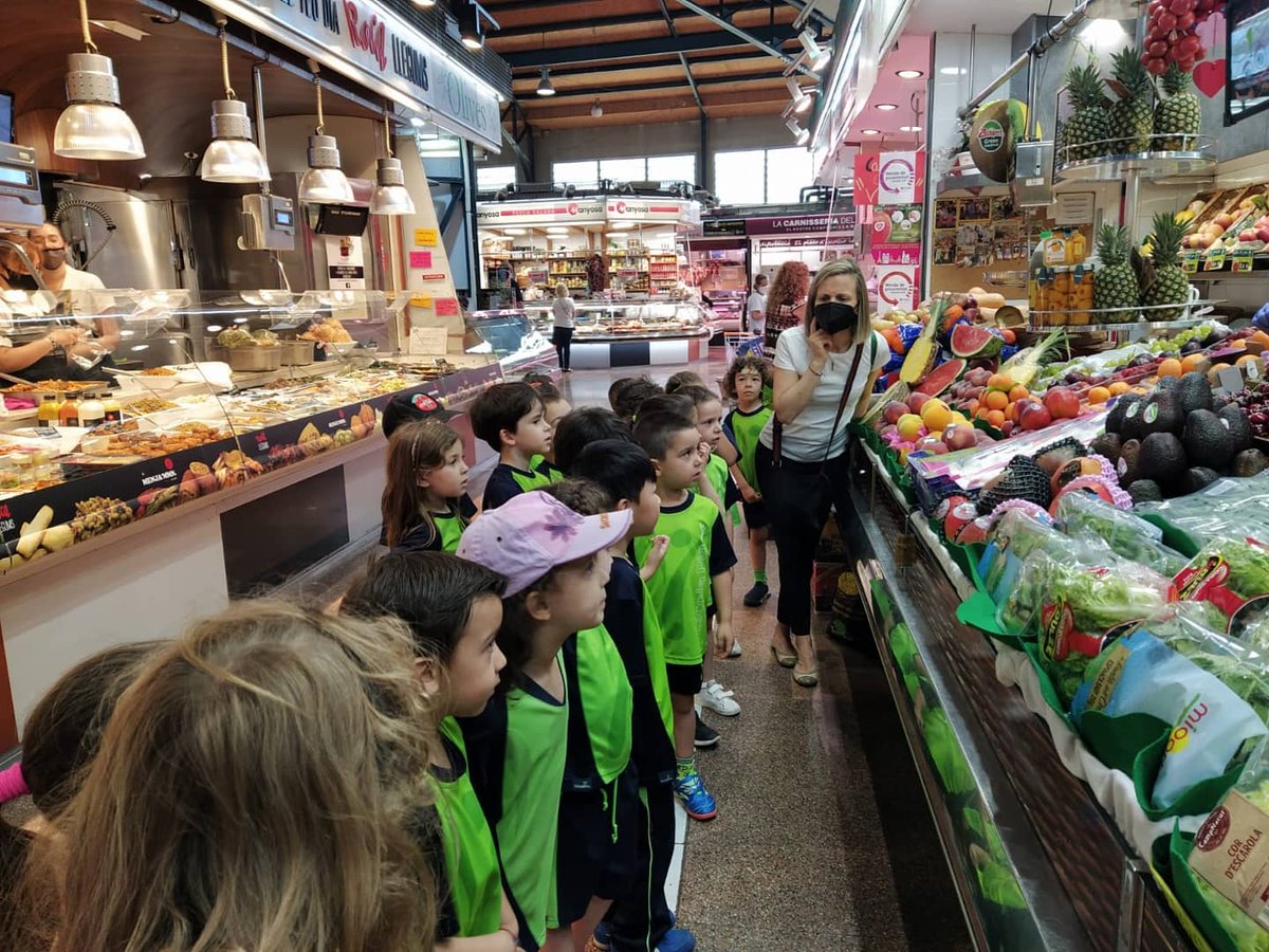 epiasabadell's tweet photo. Ahir les nenes i nens de P4 vam anar a comprar nespres a les pageses, a una fruiteria del mercat i al supermercat. Vam poder comparar els recorreguts que fan les nespres des de l'arbre fins que arriben a casa nostra.
#P4PIASABADELL
#SUMMEMPIASABADELL https://t.co/vcmOMIS28h