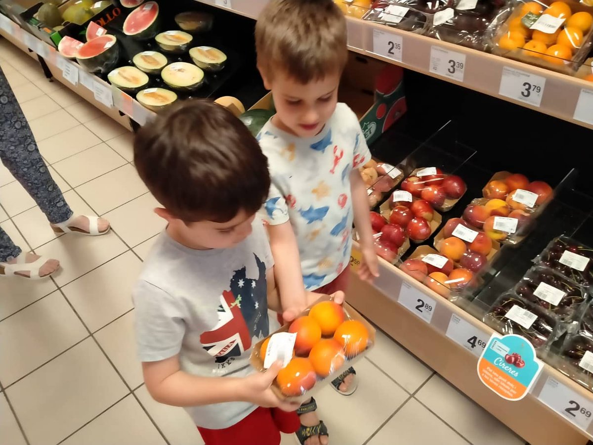 epiasabadell's tweet photo. Ahir les nenes i nens de P4 vam anar a comprar nespres a les pageses, a una fruiteria del mercat i al supermercat. Vam poder comparar els recorreguts que fan les nespres des de l'arbre fins que arriben a casa nostra.
#P4PIASABADELL
#SUMMEMPIASABADELL https://t.co/vcmOMIS28h