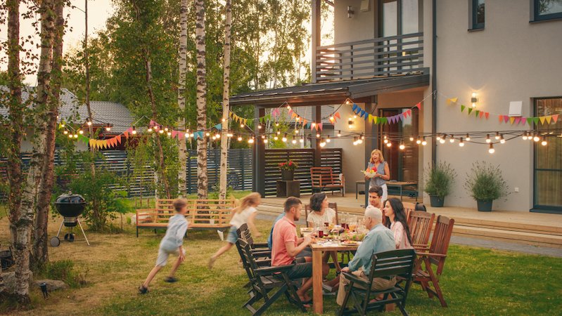 RAMLyon's tweet photo. Les beaux jours arrivent enfin ! ☀️ Et si vous aménagiez votre jardin ? 
Conseils &amp; astuces à découvrir ici. 👇 #AménagementExtérieur https://t.co/3fE9LFR3Ud https://t.co/PdSv3yVyYv