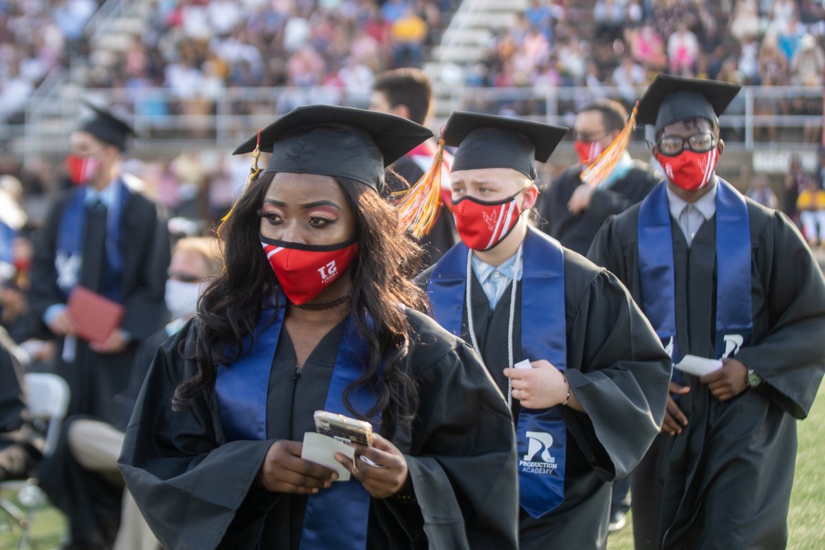 rrstar's tweet image. Images from Jefferson High School's graduation ceremony. 
More photos here: rrstar.com/picture-galler…
📸: @CheeksPhoto